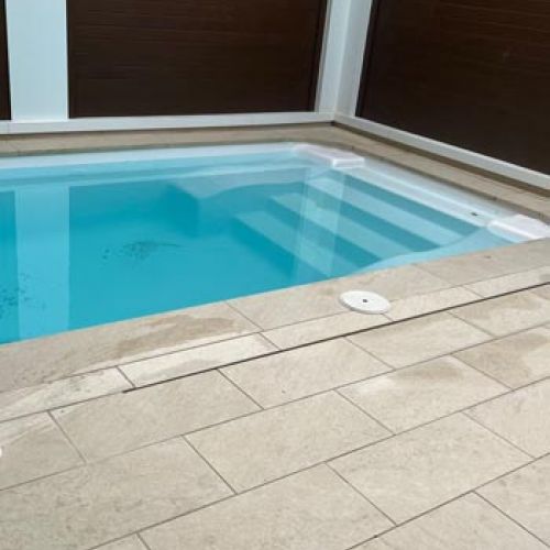 Reforma de patios con piscina Instalaciones Valuan XXI